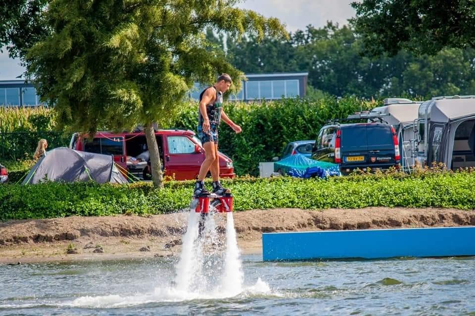 Wateractiviteit flyboard betuwestrand 1